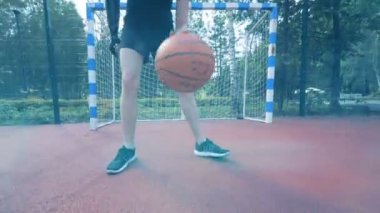 Bir adam basketbol oynuyor, yakın çekim.