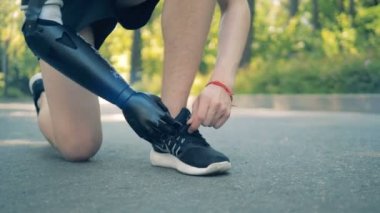 Özürlü bağları spor ayakkabı, yakın çekim. İnsan robot kolu.
