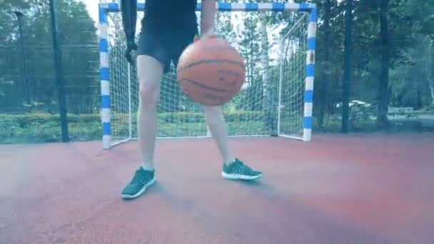 Um homem joga basquete, de perto . — Vídeo de Stock