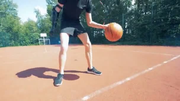 Menschen spielen Basketball im Freien, Blick von unten. — Stockvideo