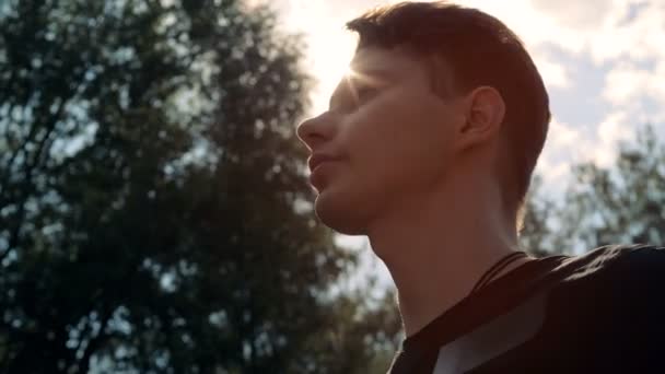 L'homme boit de l'eau sur un fond de ciel, vue du bas . — Video