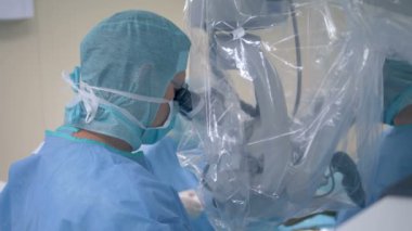 Bir doktor için operasyon sahası modern optik cihaz üzerinden izliyor