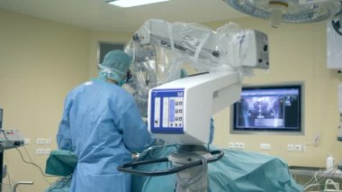 Doktorlar leğen kemiği alanında bir cerrahi işlem performans