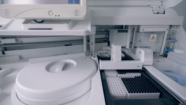 Contenedores con muestras están siendo inspeccionados por una máquina de análisis — Vídeos de Stock