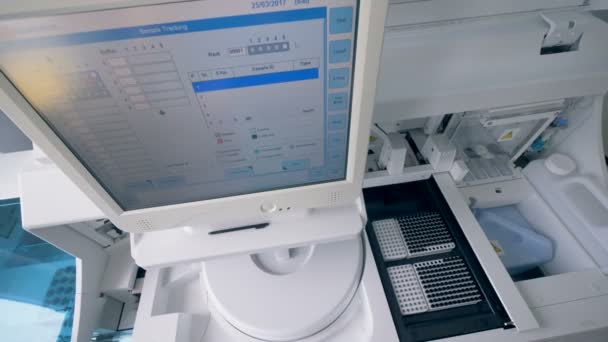 Vista superior de una máquina de análisis de muestras de procesamiento — Vídeo de stock