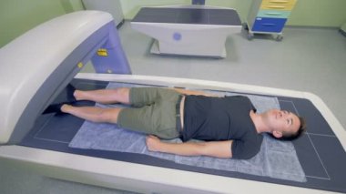 Yetişkin bir adam röntgen yordamı yordam yürütülen.