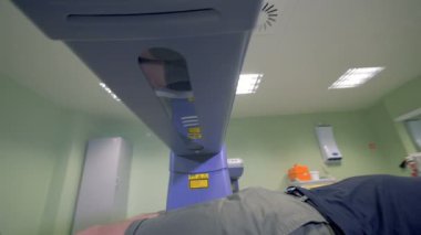 Bir MRI makine tarafından yapılan scanning oluşum erkek hastanın