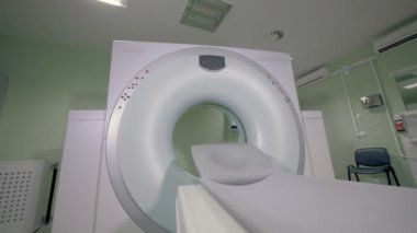 Bir MRI makinesi tarayıcı geçişli ve hasta tablosu