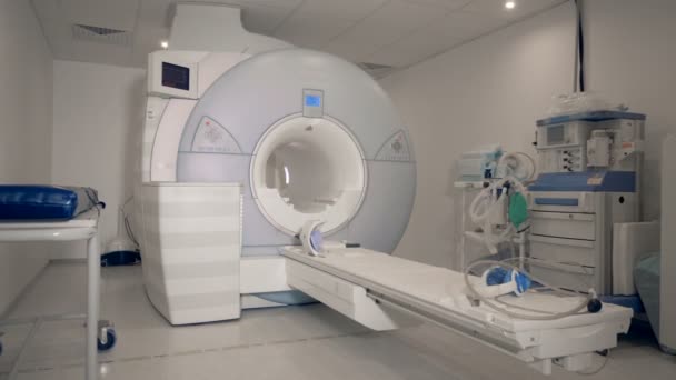 Unidad médica con una moderna máquina de escaneo por resonancia magnética — Vídeo de stock