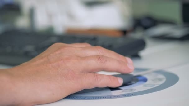 Close up van een menselijke hand op de computermuis van een — Stockvideo