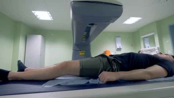 Mannelijke patiënt ondergaat een Mri scan van de procedure — Stockvideo