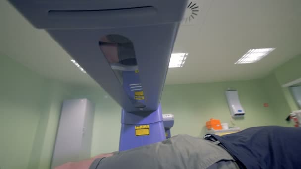 Scanner procédé van een mannelijke patiënt uitgevoerd door een Mri-machine — Stockvideo