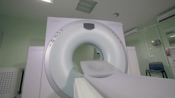 Scanner furo e mesa paciente de uma máquina de ressonância magnética — Vídeo de Stock