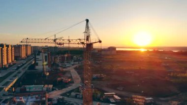 Yapı cihazları üzerinde inşaat sitedir. Gün batımı arka plan, İnşaat Vinç.