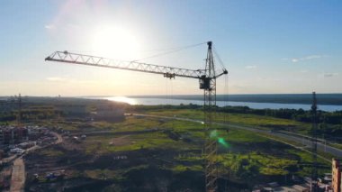 Road yakınındaki İnşaat Vinç. Hava atışı.