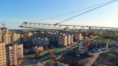 Bir inşaat sahasında İnşaat Vinç. 4k.