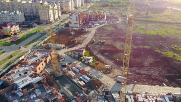 Bouw plant met kranen, luchtfoto. — Stockvideo