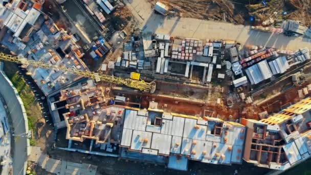 Lotes de equipamentos de construção em um local, vista superior . — Vídeo de Stock