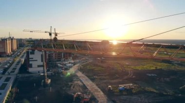 Metal vinç günbatımı bir arka plan üzerinde. Havadan görünümü.