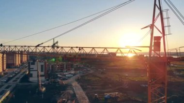 Site üzerinde çalışır akşamları turna, yakın çekim.