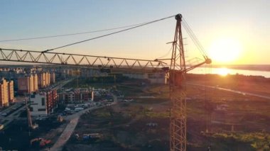 İnşaat vinçleri şehir arka plan üzerinde Kapat.