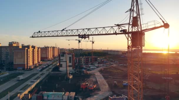 Grúa de construcción en una obra de construcción. 4K . — Vídeos de Stock