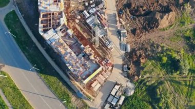 Bir alan üzerinde eksik bir bina yakınındaki bir vinç çalışır. 4k.