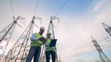 Profesyonel elektrikçiler Talking sunulması santrali enerji sistemi.