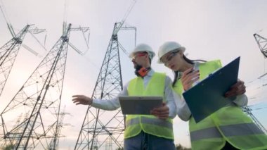 Mimar ve inşaat projesi tablet kontrol mühendisi. 4k.