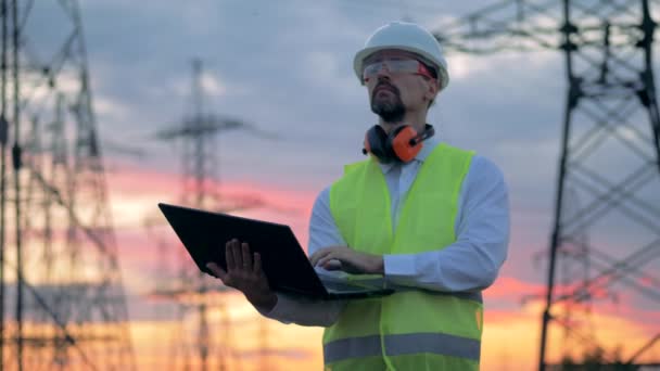 Linjer Och Ingenjör Sunset Bakgrund Elektroingenjör Observerar High Voltage Utrustningen — Stockvideo