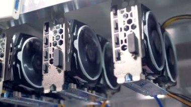 Ekran kartları bitcoin incelemesi kavramı bilgisayara bağlı.