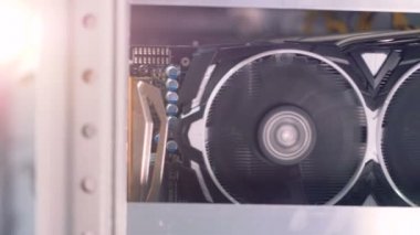 Ekran kartları bitcoin incelemesi kavramı bilgisayara bağlı.