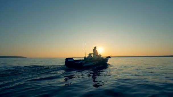 漁師は日の出中に水を渡って航海します。 — ストック動画