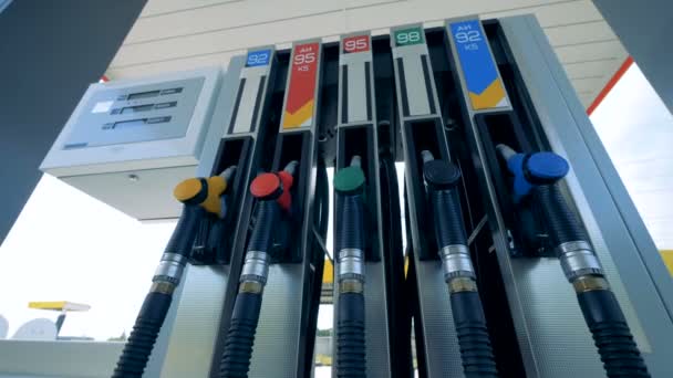 Benzine pomp in een benzinestation brandstof, gas station, benzine prijzen concept. — Stockvideo