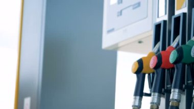 Birden fazla yakıt püskürtme uçlarını kalan bir benzin pompası koymak. Yakıt, benzin istasyonu, benzin fiyatları kavramı.