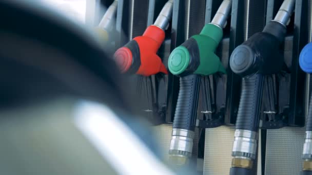 Benzinestation met een mondstuk van de brandstof wordt onttrokken uit de benzinepomp. Benzine brandstof, gas station concept. — Stockvideo