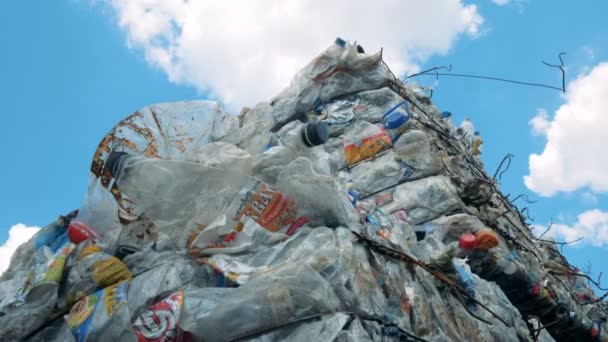 Bundet högar av återvinningsbar trash. Sopor är på en deponi, bundna med metalltråd. — Stockvideo
