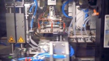 Otomatik fabrika ekipmanları çalışır. Özel makineler küçük güneş panelleri yapmak.