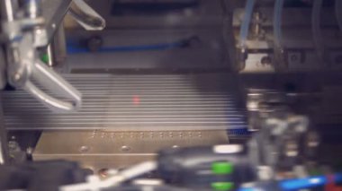 Fabrika ekipmanları özel bir montaj hattı üzerinde küçük paneller bağlanır.