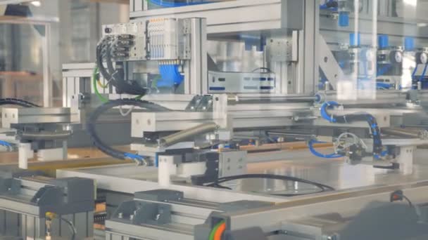 Meccanismo controllato funziona in una fabbrica, da vicino . — Video Stock