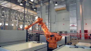 Makine taşıyan Beyaz paneller programlanmış. Otomatik Robot kollar montaj yenilikçi ürün.