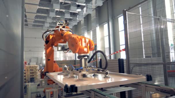 Σύγχρονο εργοστάσιο ρομποτικό βραχίονα που εργάζεται σε ένα εργοστάσιο. 4k. — Αρχείο Βίντεο