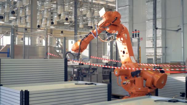 Βιομηχανική βραχίονα ρομπότ που εργάζονται στο σύγχρονο εργοστάσιο. 4k. — Αρχείο Βίντεο