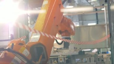 Yenilikçi robotik kol güneş panelleri bir fabrikada asansörleri, yakın çekim.