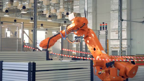 Braccio robot industriale moderno che lavora in fabbrica . — Video Stock