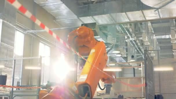 Moderne apparatuur robotarm in een fabriek werkt. — Stockvideo