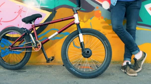 BMX bicicleta cae en el suelo en un parque de skate. 4K . — Vídeos de Stock