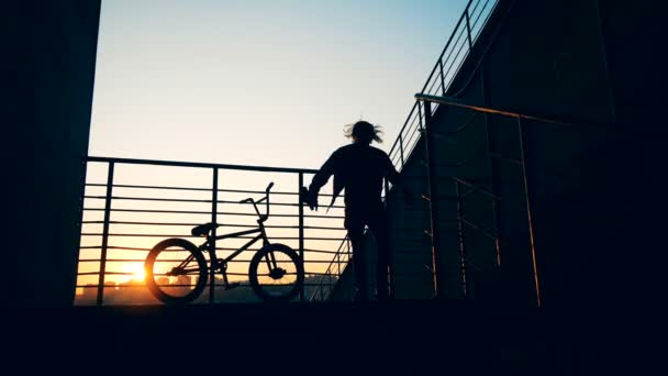 Чоловік хапає велосипед і йде . — стокове відео