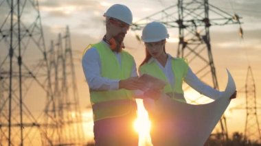 Çalışan bir güç satırında, bak bir tablet vasıl insanlar. 4k.