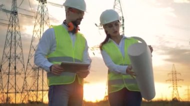 Profesyonel elektrikçiler bir düzeni kontrol edin, yakın çekim.